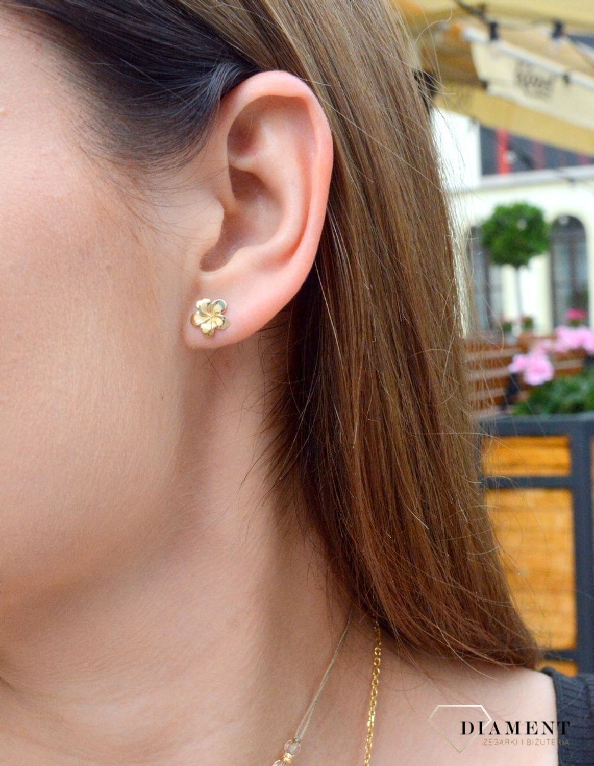 Złote kolczyki 333 kwiatki matowe KL 2483 333. Złote kolczyki wykonane z 8-karatowego żółtego złota, waga około 0,85 gram. Złote kolczyki z motywem kwiatka zostały wykonane z dbałością o każd.jpg